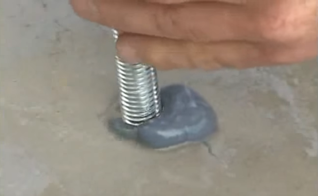 при установки крепления в состав хим анкера ВАЖНО прокручивать метиз, чтобы макс поверхность его была в заимодействии с составом фото пример установки крепежа в водонасыщенном бетоне