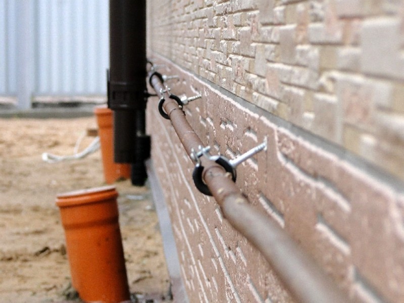 пример крепления труб сантехнилькой