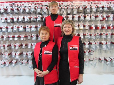 продавцы в магазине строительного крепежа