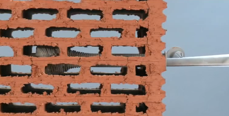 хим анкер надежно фиксируется и в пустотелом материале фото пример установки крепежа с помощью хим анкера_начало