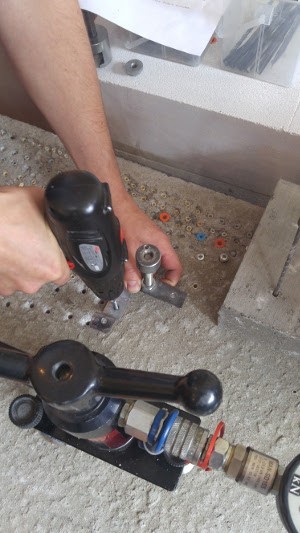 для проведения сравнительных испытаний использовали дюбели от шести производителей фото с места проведения испытаний дюбелей