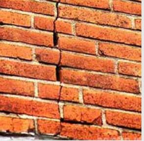 фото трещины в кирпичной стене - как пример использования хим анкера