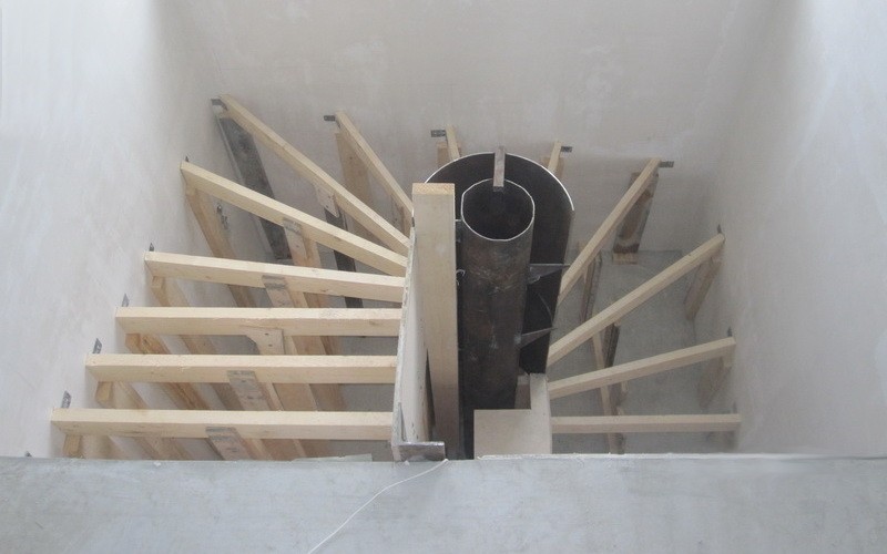 использование уголков усиленных при установке лестницы использование уголков усиленных при установке лестницы