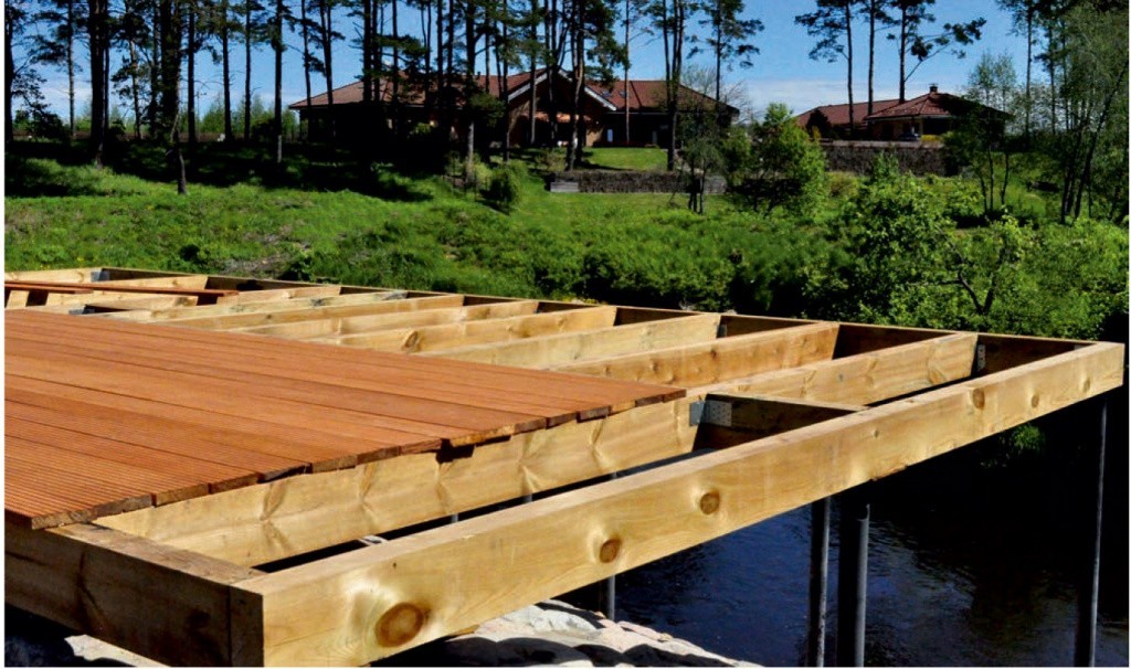 в прибрежных постройках особо актуально применение нержавеющего крепежа фото строющейся пристани