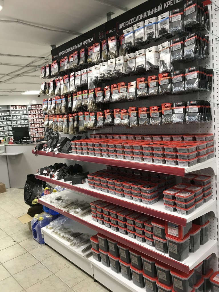 отдельный стенд Bullit в магазине строй крепежа