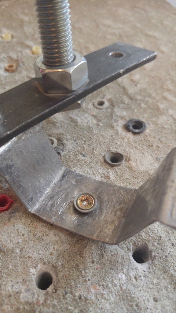 дюбели устанавливали в бетонное основание и затем с помощью специального оборудования с определителем нагрузки устанавливали наиболее надежный дюбель фото с места проведения сравнительных испытаний