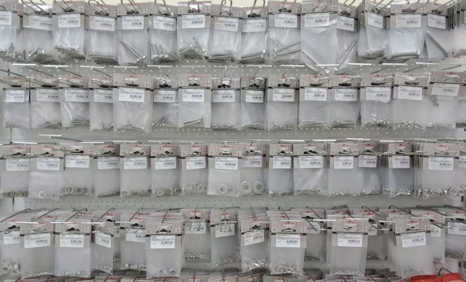 фото нержавеющего крепежа в подвесах