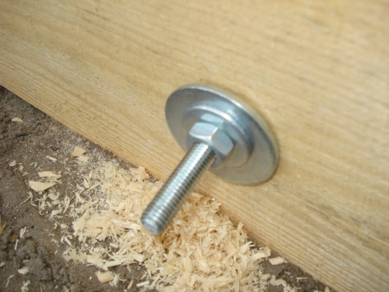 пример использования метрической резбы в деревянной конструкции