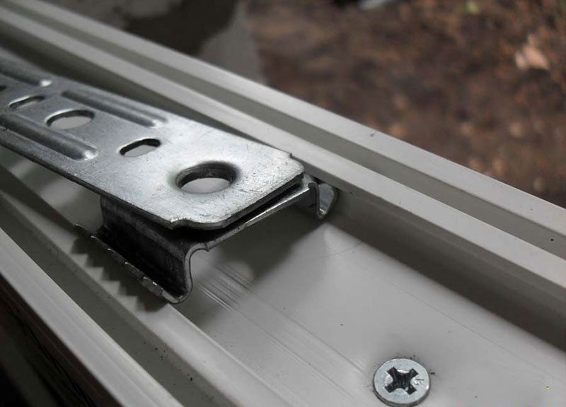 установленный белый оконный саморез установленный белый оконный саморез