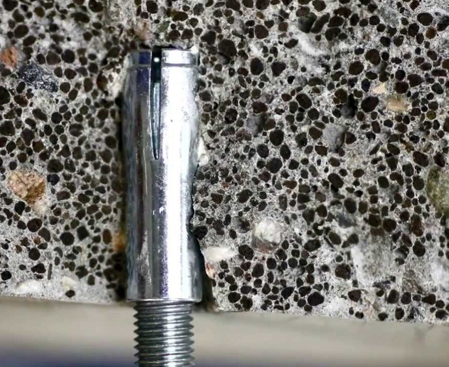 пример установленного в пористым материал анкера забивного фото анкера забивного в пористом материале