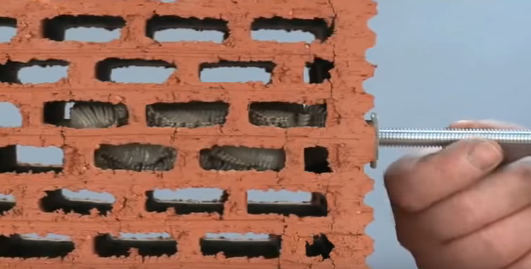 используя сетчатую гильзу, создается ответсие под крепеж, который ввинчивается в состав хим анкера фото пример установки крепежа с помощью хим анкера_конец