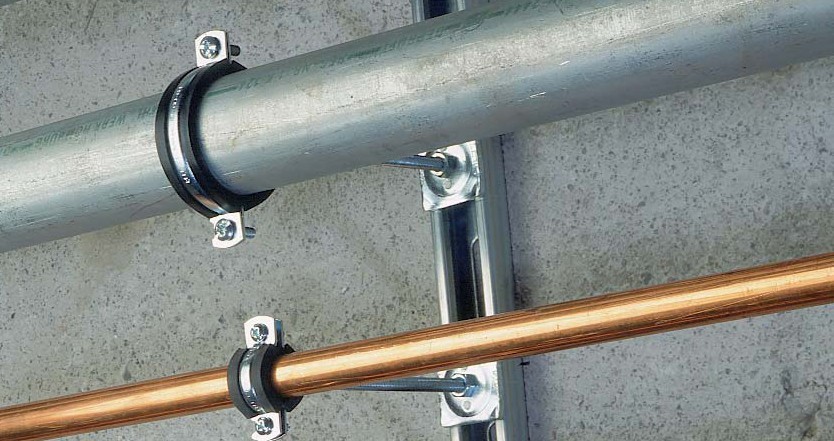 пример крепления труб с помощью хомутов пример крепления труб с помощью хомутов