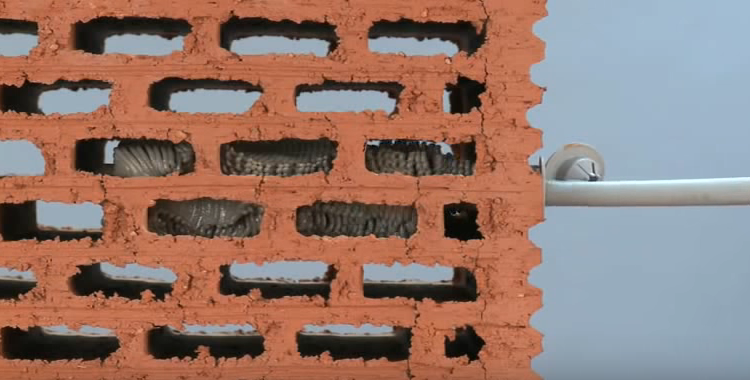 при установке хим анкера двухкомпанентный состав заполняет все свободное пространство, надежно фиксируясь в любом основании фото пример установки крепежа с помощью хим анкера_продолж