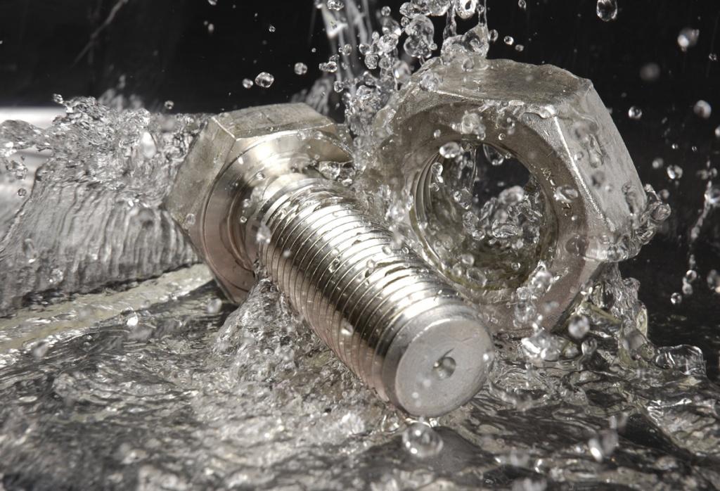 Высокая степень сопротивляемости к коррозии - одно из основных преимуществ нержавеющего крепежа фото крепежа из нержавейщей стали в воде