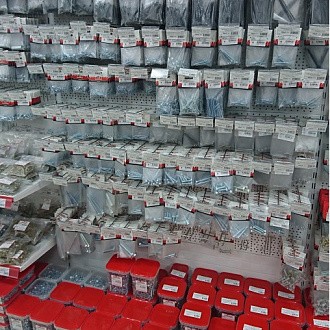 Рабочий магазин по продаже строительного крепежа